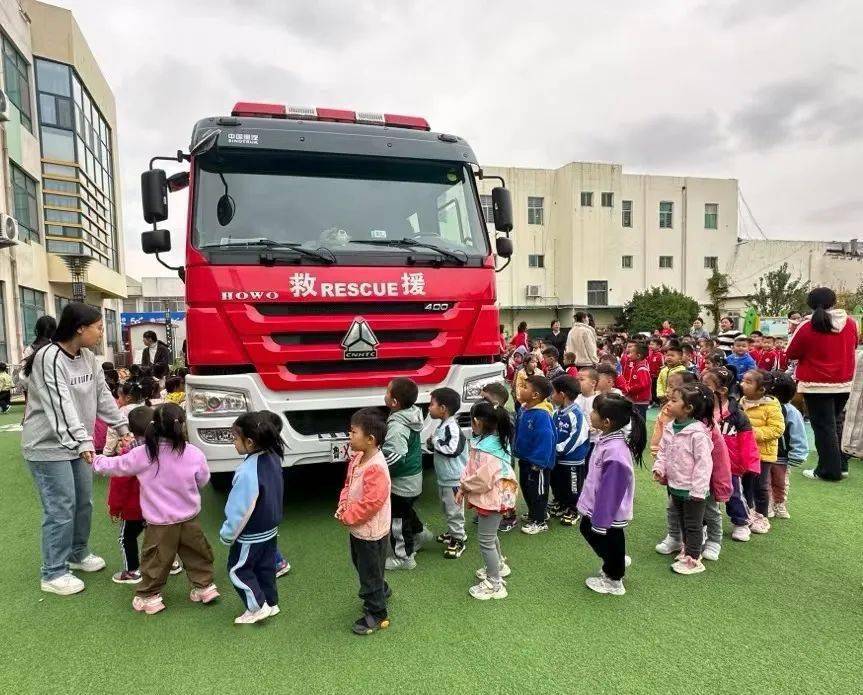 垦利区第一实验幼儿园开展“消防车进校园”活动