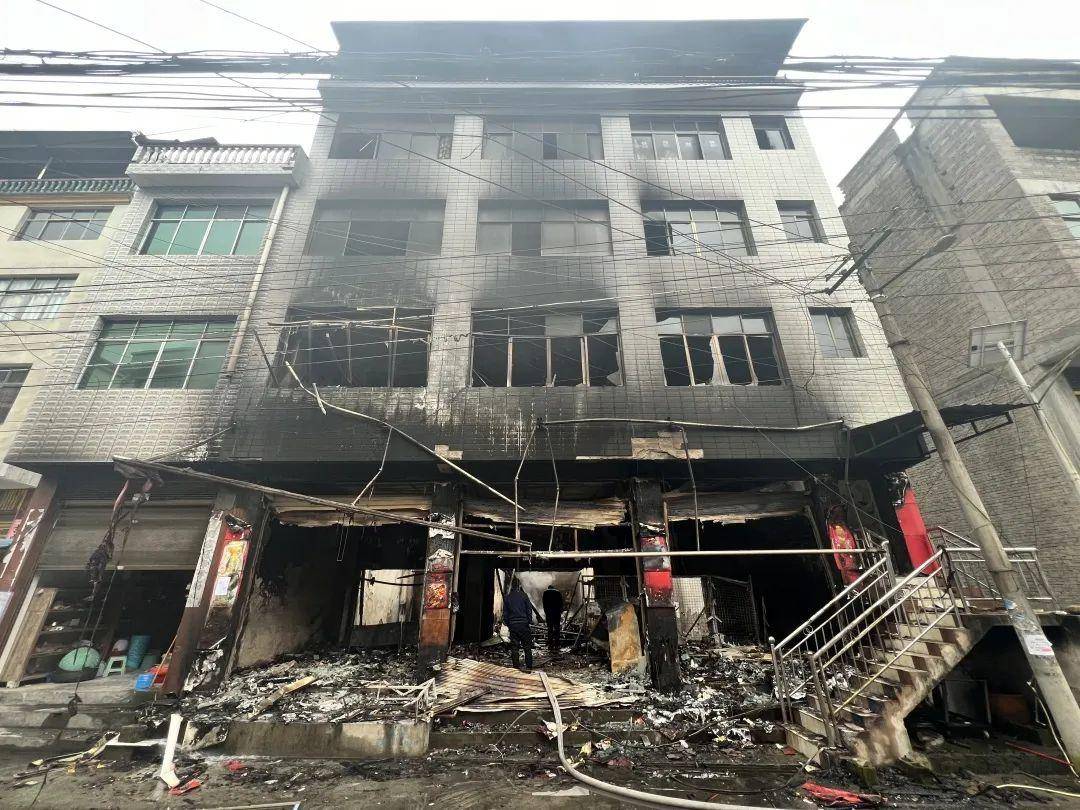贵州松桃一民房起火致3人遇难 官方：死者系一对夫妻及其5岁孩子，具体原因正调查