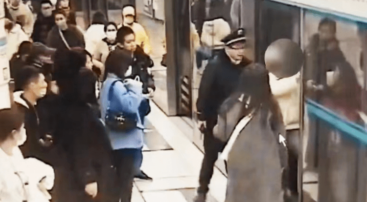 北京一乘客因纠纷堵门，致地铁10号线延误8分钟，已被行拘
