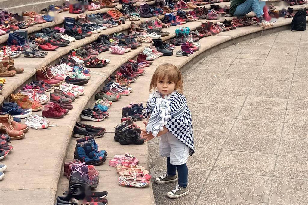 智利总统府门前摆放数百双童鞋，谴责以在加沙谋杀儿童行为