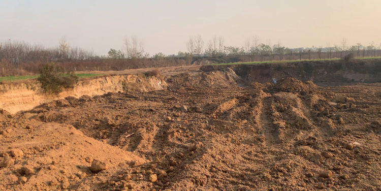 上游新闻报道西安耕地被盗采出现巨坑后，当地开始回填并全力复耕