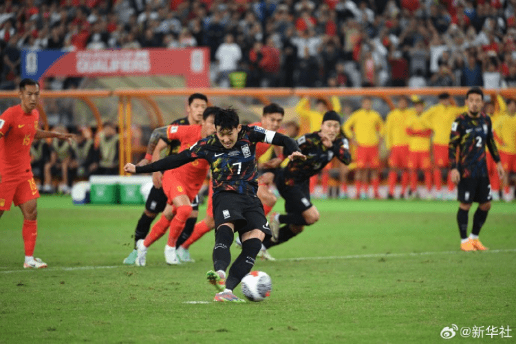 最近四场比赛国足都被韩国队零封，出线重心在对阵泰国新加坡