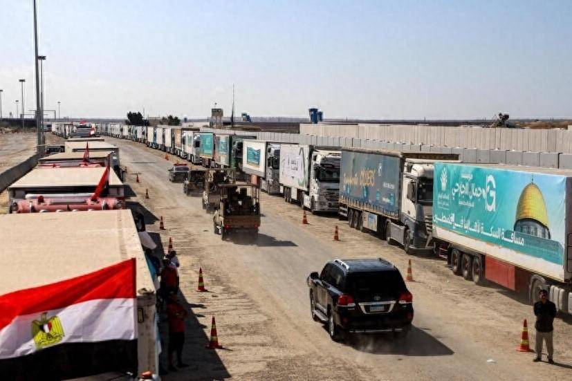 多辆载有燃料和人道主义援助物资的卡车进入加沙地带