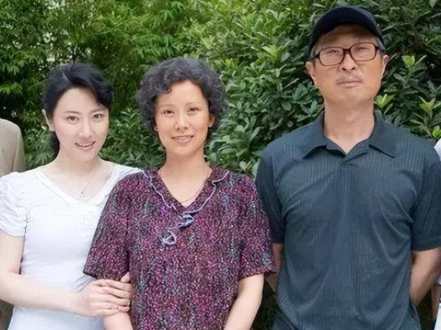 北京美女王博谷：嫁小7岁演员巴图，婚后生两子，风光背后有心酸