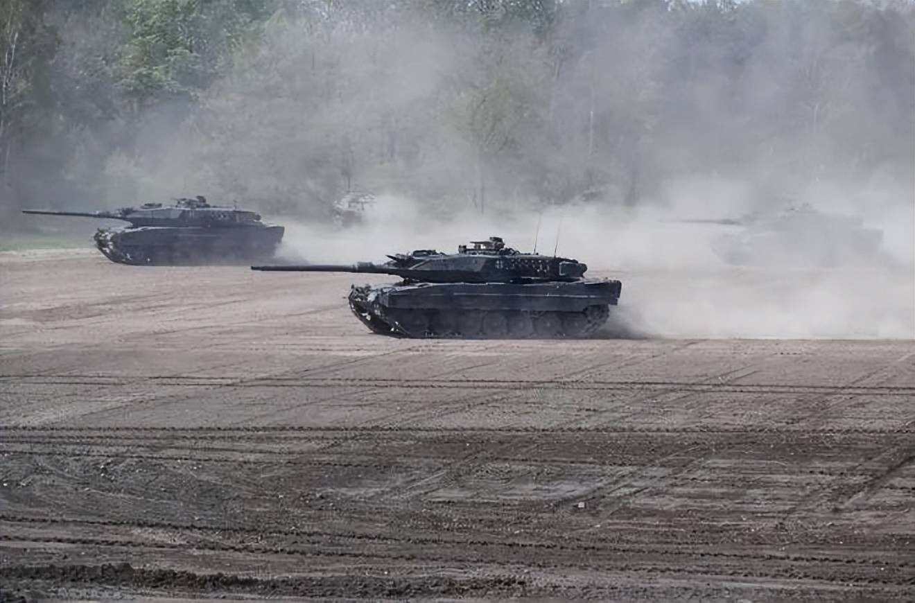 瑞士批准德国“回购”25辆“豹2”坦克，条件是不许给乌克兰！