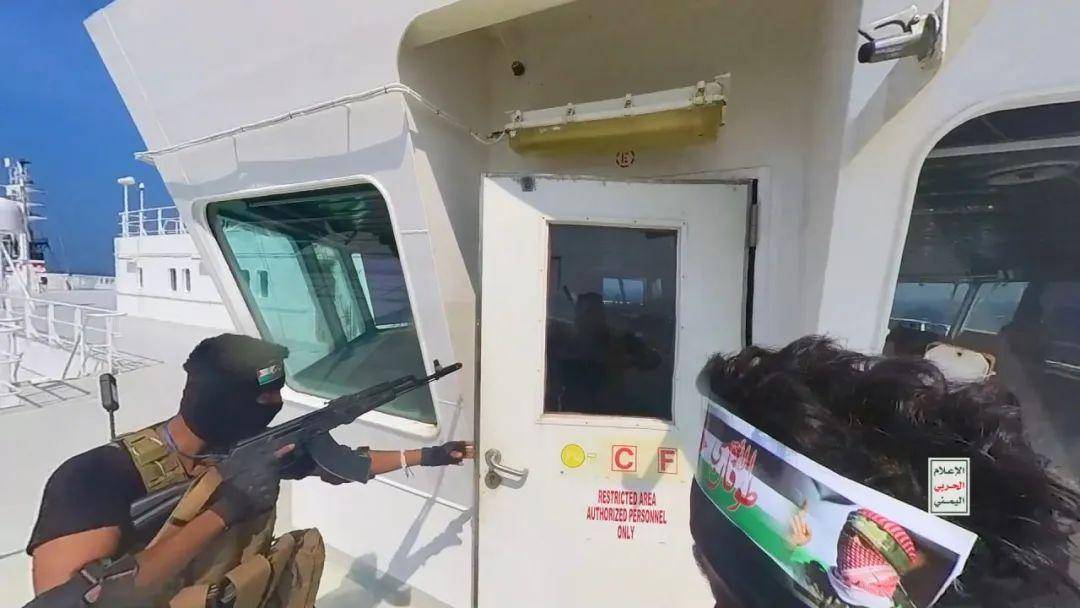 也门胡塞武装机降突袭，夺取以色列货船，网友：真·红海行动