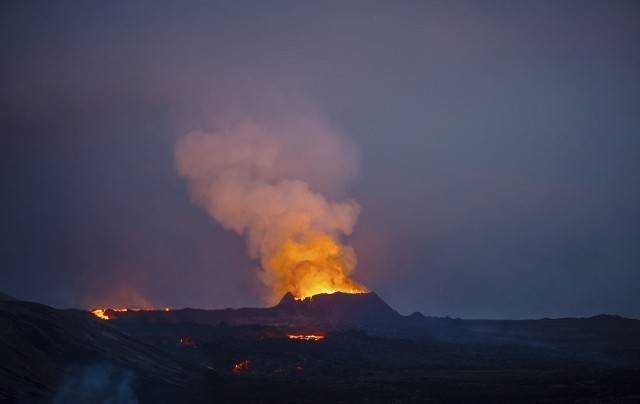 英媒：应对火山喷发，冰岛想给熔岩注水
